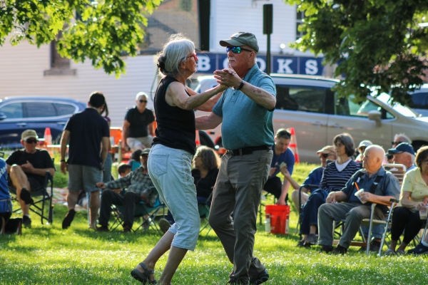 Couple dancing at Music on the Mall